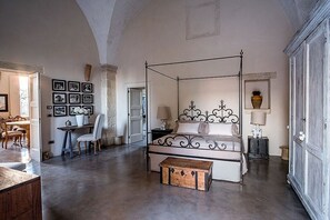 5 camere, una scrivania, ferro/asse da stiro, Wi-Fi gratuito