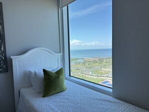 3 habitaciones, escritorio y tabla de planchar con plancha 