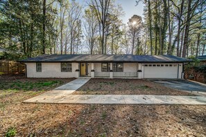 Exterior - Monthly rental great for traveling professionals, AC & washer/dryer,dogs (East Point)