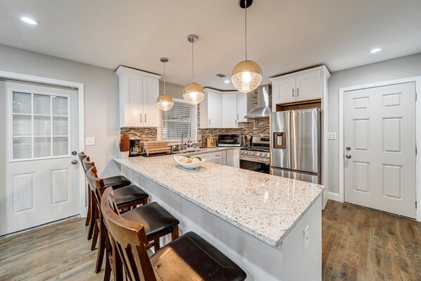 Fridge, microwave, oven, stovetop - Monthly rental great for traveling professionals, AC & washer/dryer,dogs (East Point)