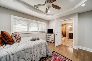 3 bedrooms, free Internet, bed sheets, wheelchair access - Monthly rental great for traveling professionals, AC & washer/dryer,dogs (East Point)