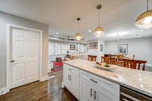 Interior - Monthly rental great for traveling professionals, AC & washer/dryer,dogs (East Point)