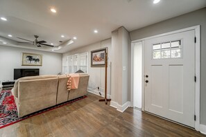 TV, streaming services - Monthly rental great for traveling professionals, AC & washer/dryer,dogs (East Point)