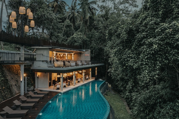 Una piscina al aire libre