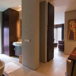 Residential Suite Two Bedrooms with Balcony | 浴室 | 大花洒淋浴喷头、吹风机、浴袍、拖鞋