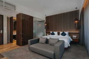 Deluxe Suite with Balcony | Cadar kapas Mesir, peralatan tempat tidur premium, gebar bulu kapas 