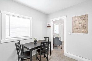 Dining - Glamorous City Studio - Prime Location Near All! (Tampa)