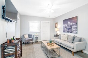 TV - Glamorous City Studio - Prime Location Near All! (Tampa)