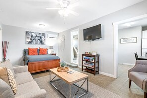 1 bedroom, desk, free WiFi - Glamorous City Studio - Prime Location Near All! (Tampa)