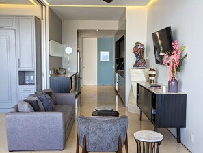 Smart-TV, Bücher, Stereoanlage, Drucker