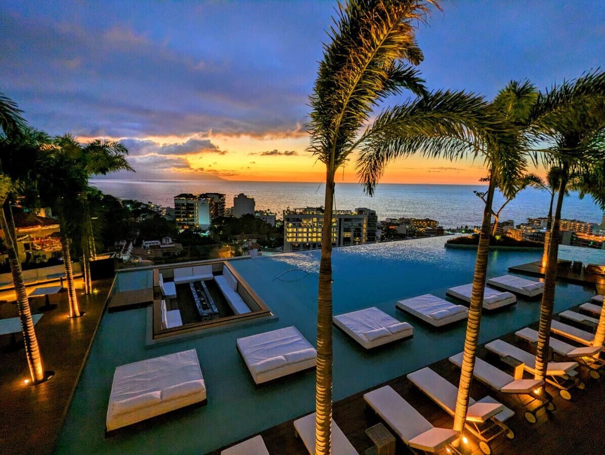 Una piscina al aire libre, una piscina climatizada