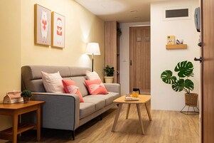 Seniorihuone | 1 makuuhuone, yksilöllisesti sisustettu, työpöytä, äänieristys