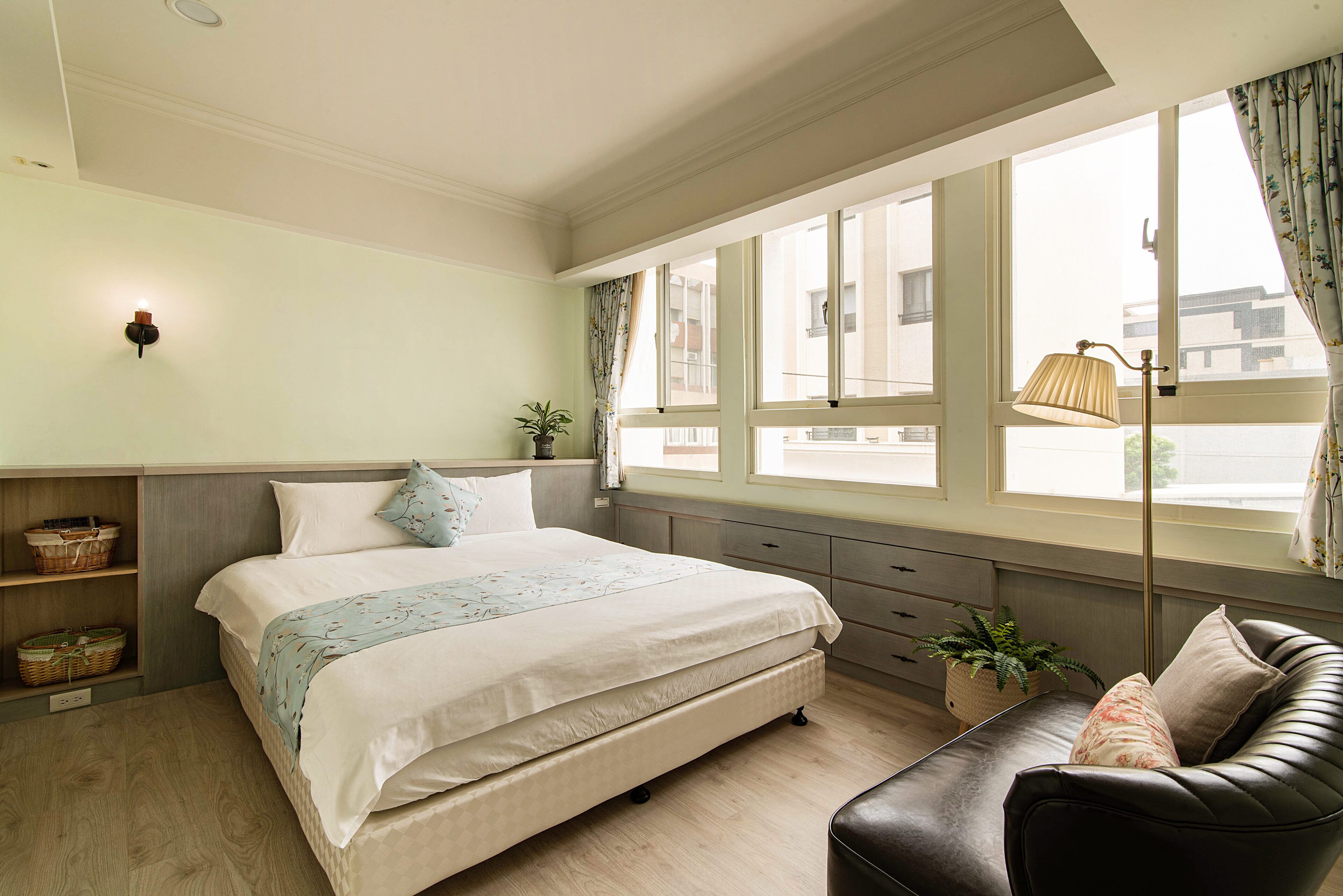 1 habitación, decoración personalizada y escritorio 