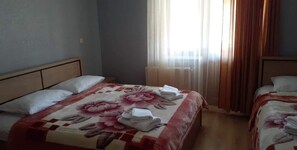 Habitación triple clásica | Escritorio y wifi gratis