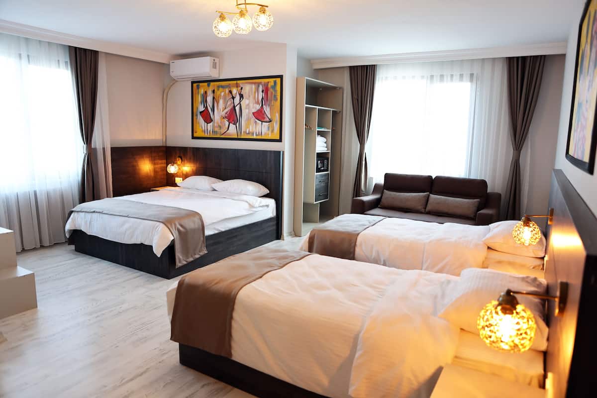 Habitación cuádruple superior | Ropa de cama de alta calidad, minibar, caja fuerte