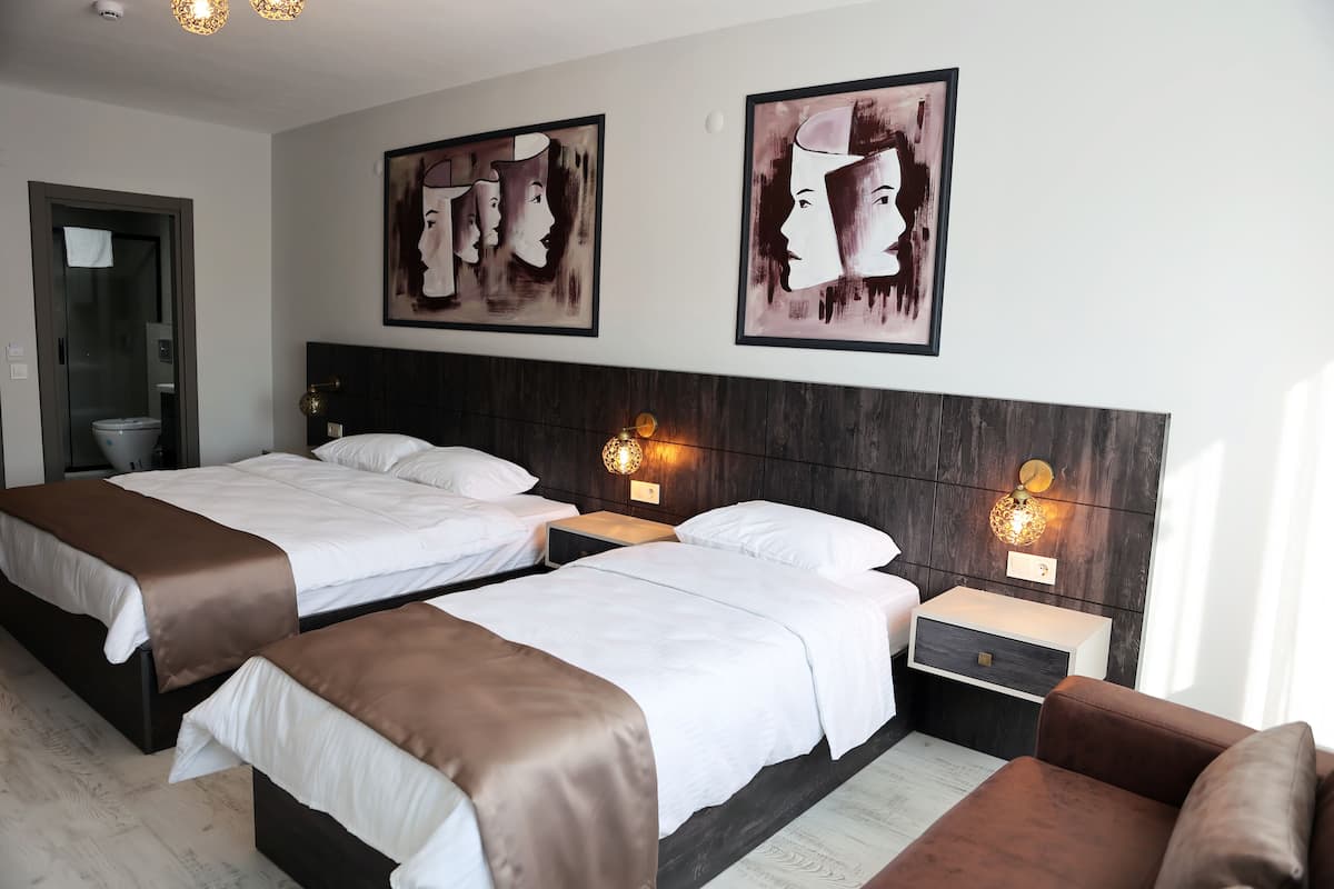 Habitación triple superior | Ropa de cama de alta calidad, minibar, caja fuerte