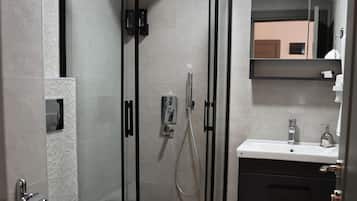Superior Quadruple Room | Bathroom | Shower, rainfall showerhead, free toiletries, hair dryer