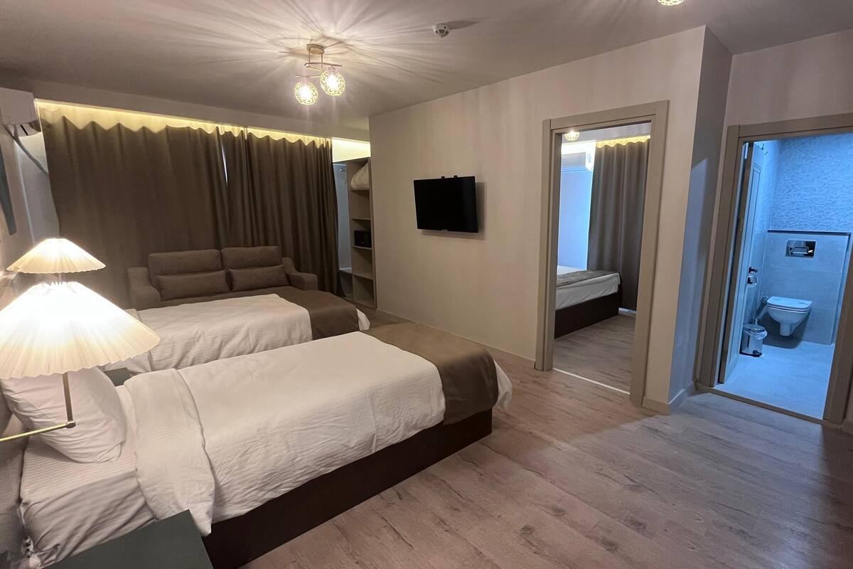 Connection Family Room | 高档床上用品、迷你吧、客房内保险箱、笔记本电脑工作区