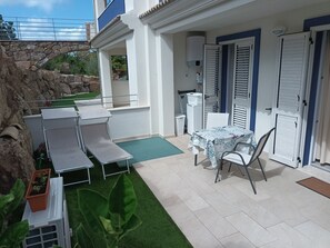 Outdoor dining - La Maris, Appartement Cosy, vue sur mer (Lu Bagnu)