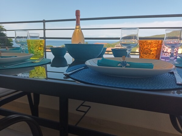 Outdoor dining - La Maris, Appartement Cosy, vue sur mer (Lu Bagnu)