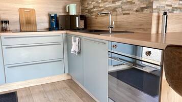 Een koelkast, een microgolfoven, een oven, een kookplaat