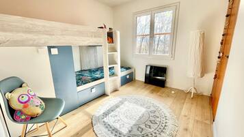 2 slaapkamers, een bureau, reisbedje, gratis wifi