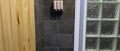 Dusche, Haartrockner, HandtĂŒcher, Seife