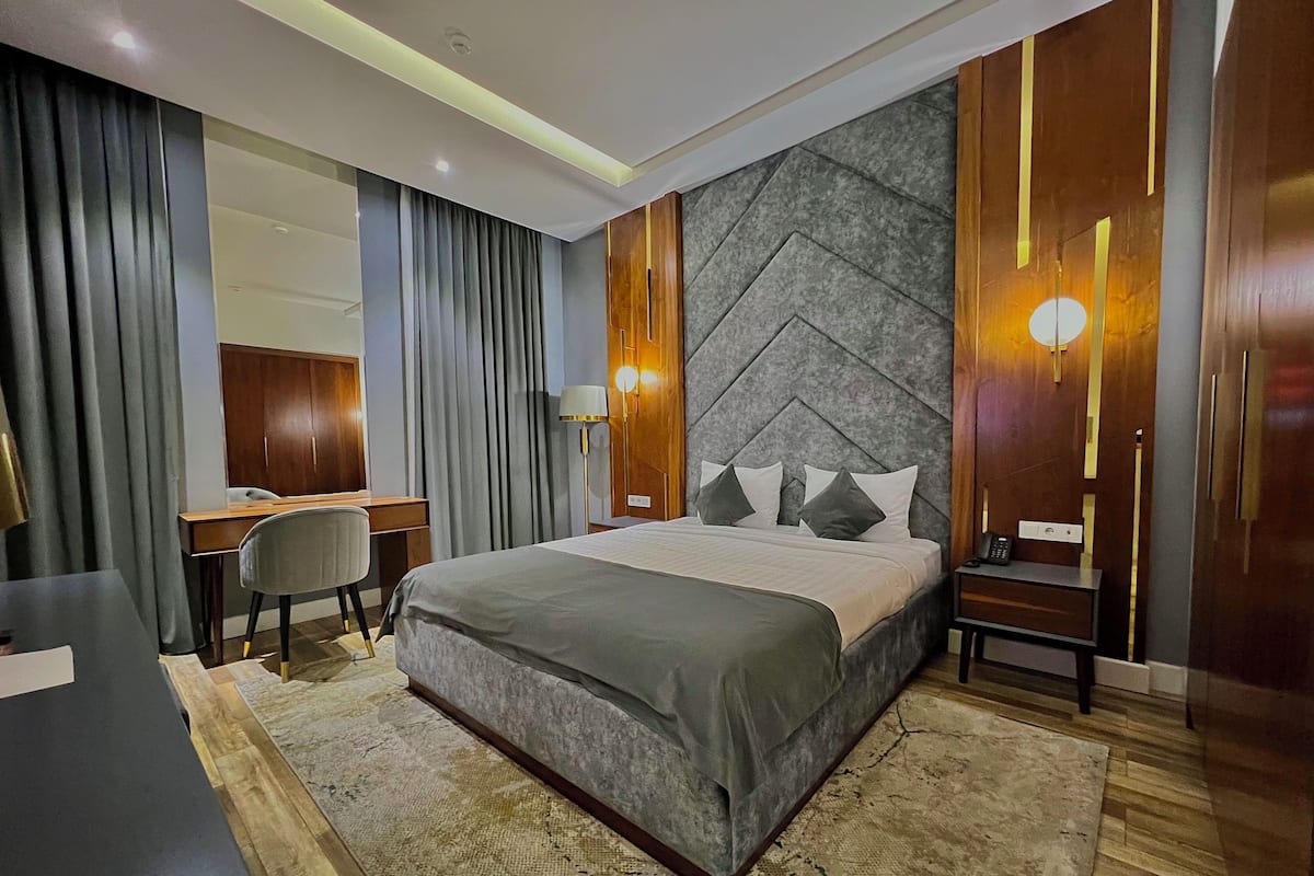 Ropa de cama de alta calidad, edredón, camas con pillow-top y minibar