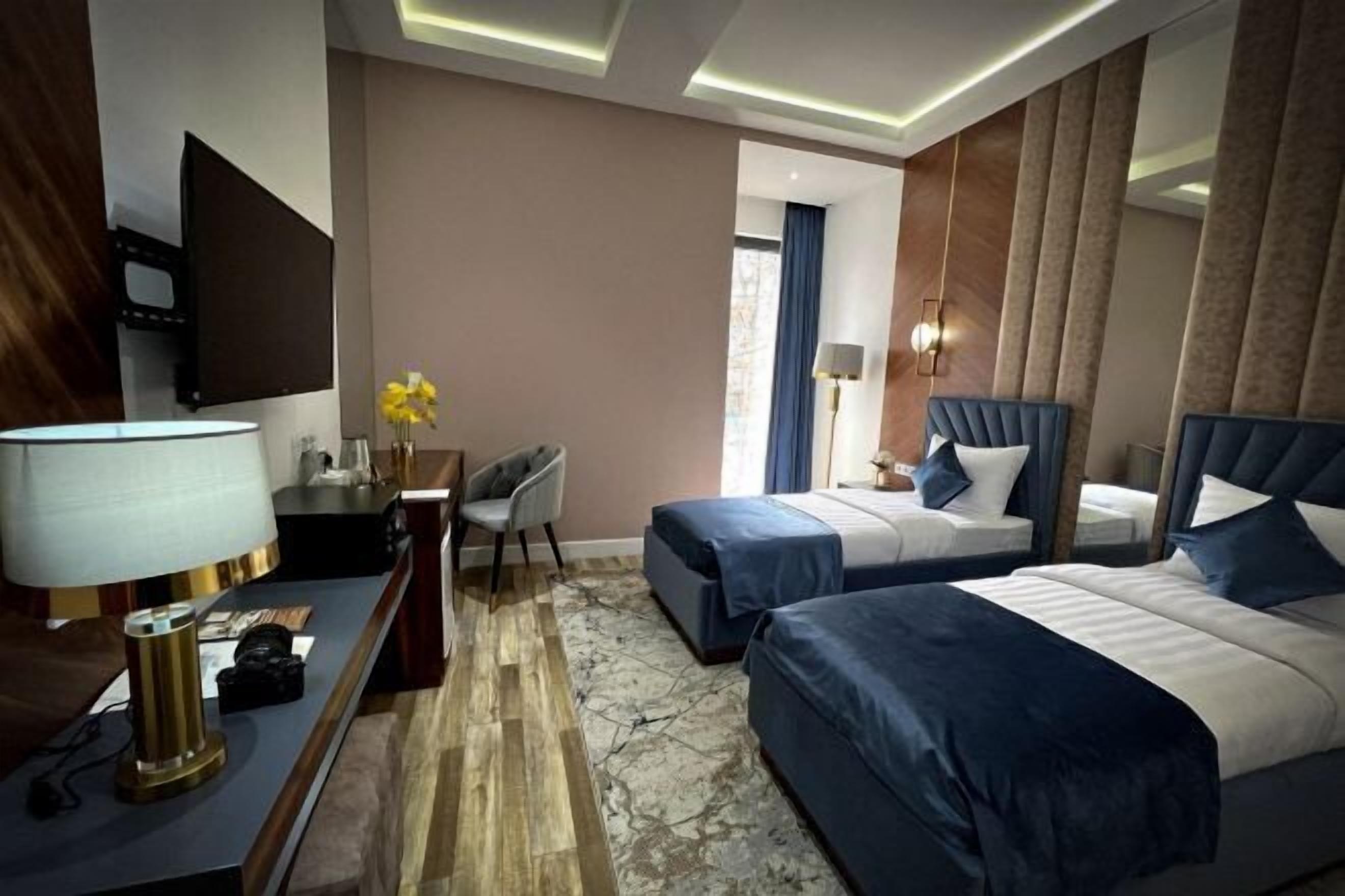 Roupas de cama premium, edredons de pluma, camas com colchões pillow-top