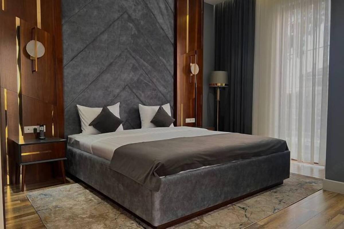 Premium bedding, down duvets, pillow-top beds, minibar