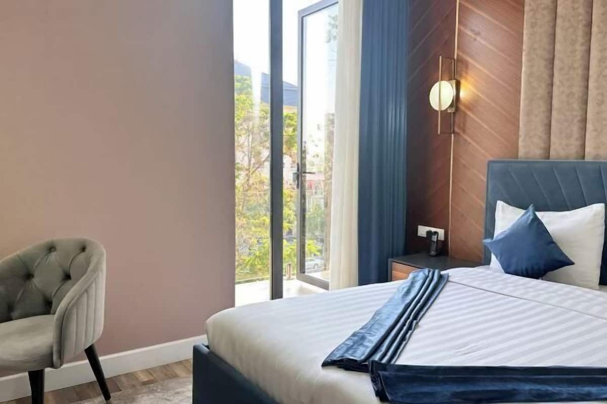 Premium bedding, down duvets, pillow-top beds, minibar