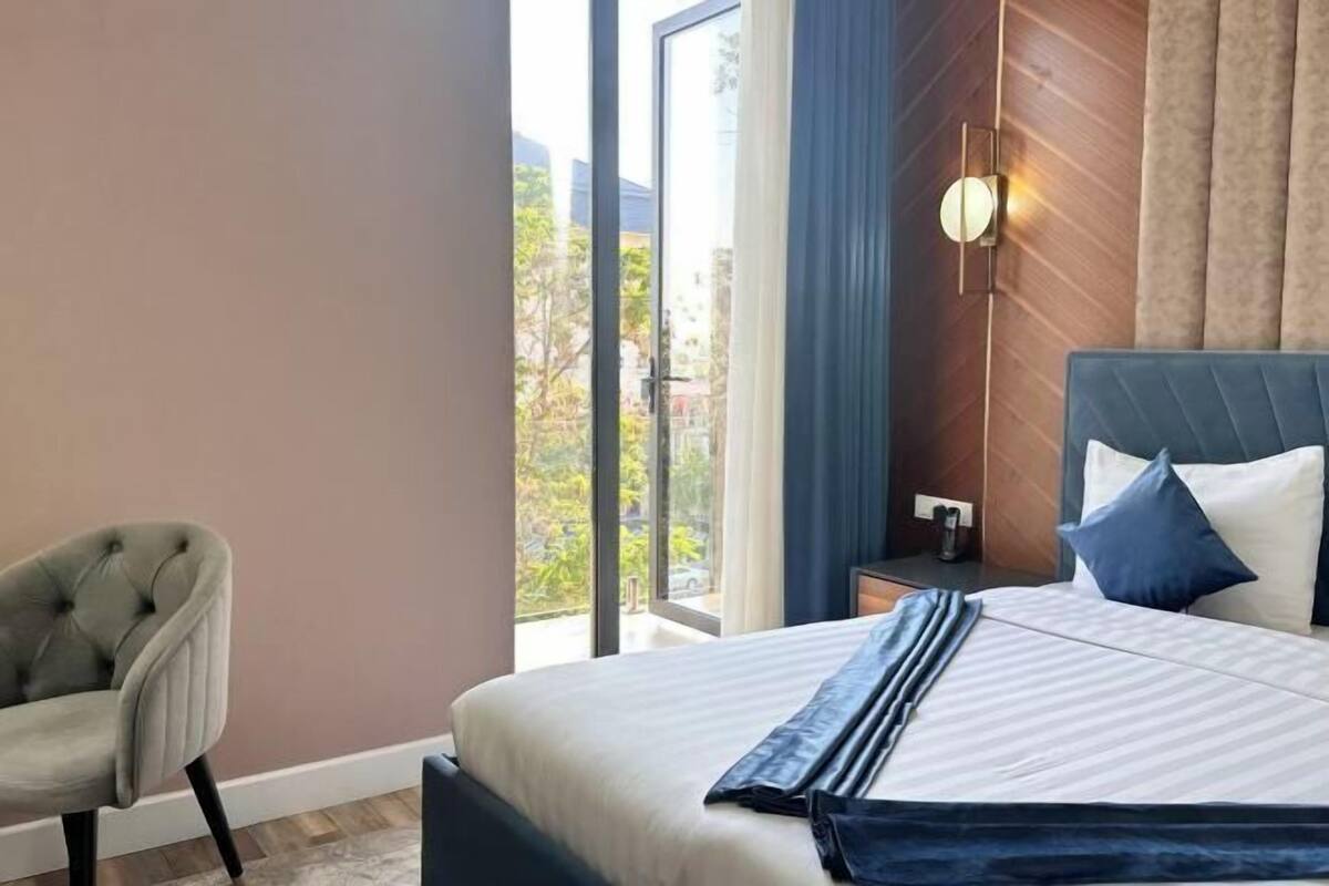 Premium bedding, down duvets, pillow-top beds, minibar