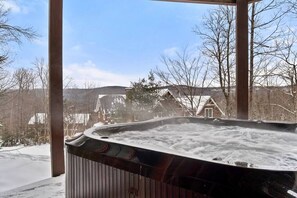Outdoor spa tub - Mountainside 5-BR Ski-In/Out Okemo Estate (Ludlow)