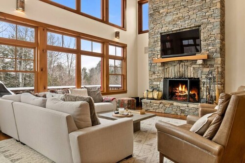 Mountainside 5-BR Ski-In/Out Okemo Estate