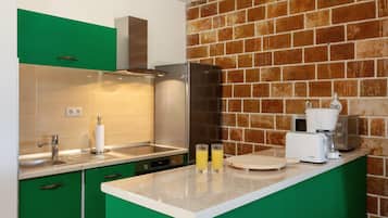 Jääkaappi, mikroaaltouuni, uuni, liesi