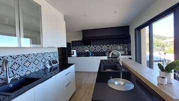 Réfrigérateur, micro-ondes, four, plaque de cuisson