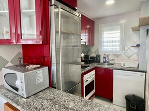 Kühlschrank, Mikrowelle, Ofen, Geschirrspüler