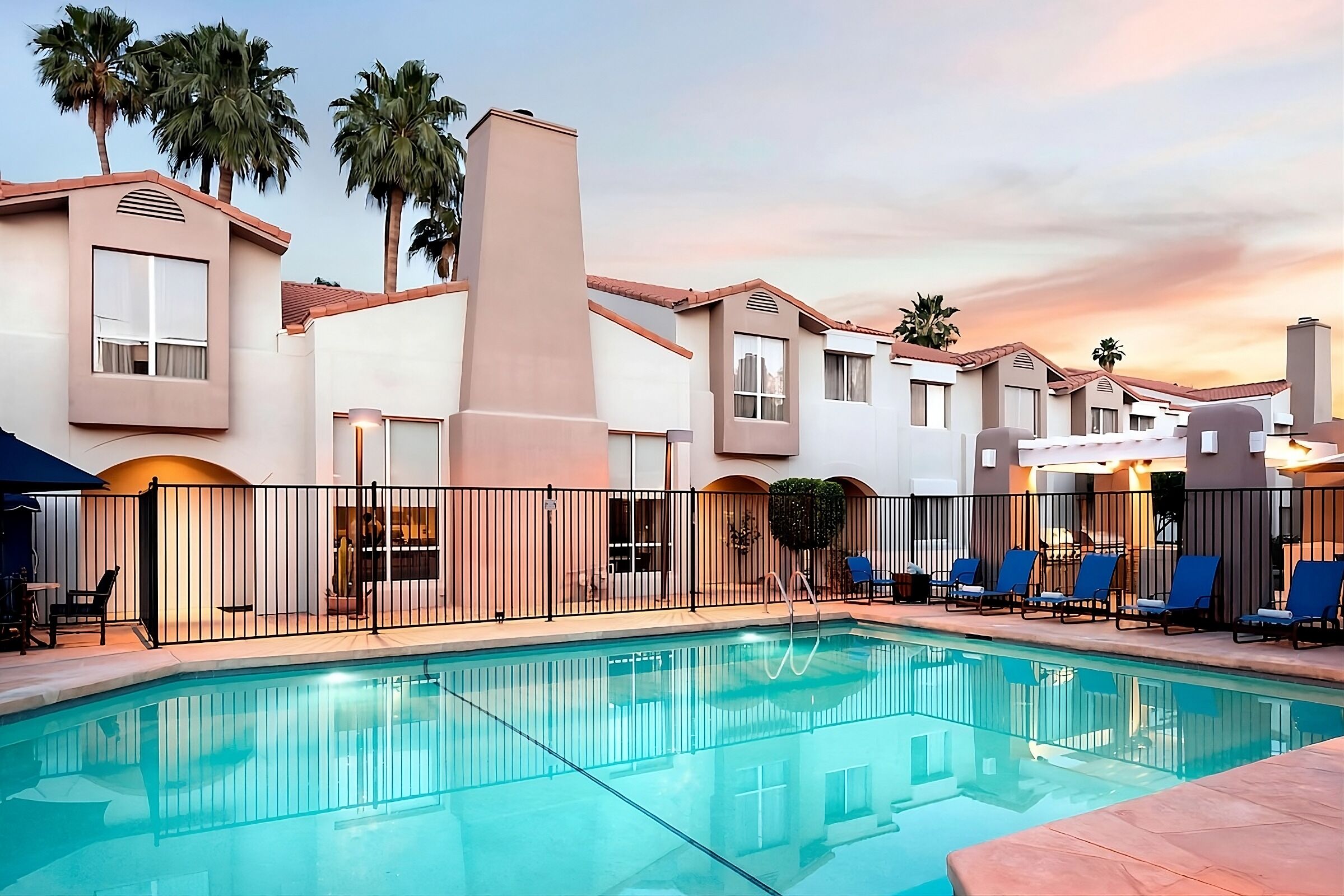 Pet-friendly Accommodation w/ Full Kitchen & FREE Breakfast, Onsite Parking!