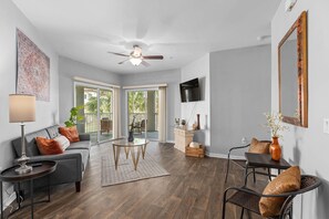 Living area - Water-View Oasis w/spacious wrap around screened in balcony- mins from beach (Windermere)