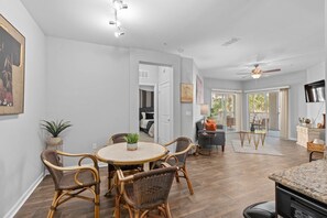 Interior - Water-View Oasis w/spacious wrap around screened in balcony- mins from beach (Windermere)