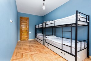 スタンダード 共同ドミトリー | デスク、ノートパソコン用作業スペース、アイロン / アイロン台、WiFi (無料)