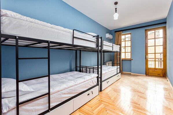 スタンダード 共同ドミトリー | デスク、ノートパソコン用作業スペース、アイロン / アイロン台、WiFi (無料)