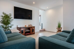 Smart-TV, Tischfußball, Bücher