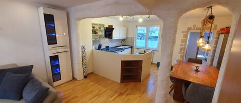 Una Smart TV, videojuegos, un reproductor de DVD