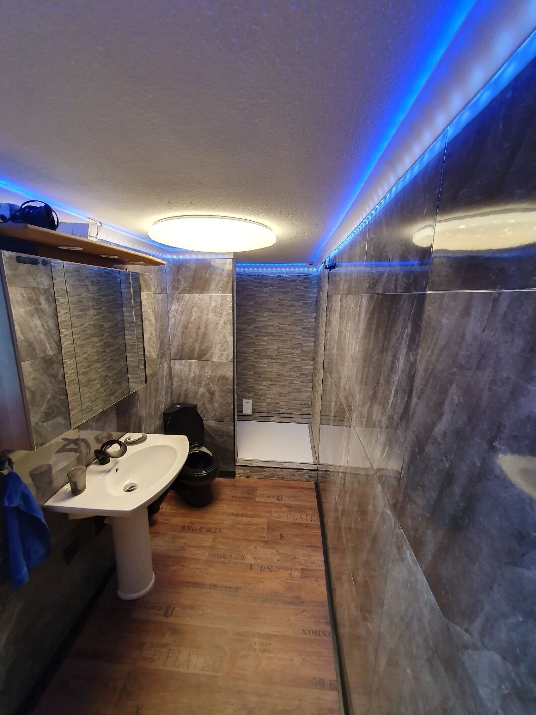 淋浴设施、吹风机、毛巾、肥皂