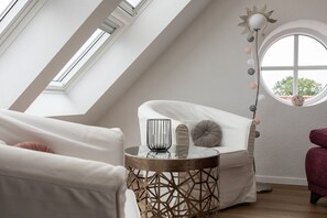 TV, livros, aparelho de som