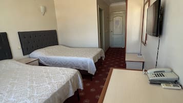 Habitación estándar, varias camas, para fumadores, vista a la ciudad | Wifi gratis y ropa de cama