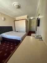 Habitación estándar, 1 cama individual grande, fumadores, vistas a la ciudad | Wifi gratis y ropa de cama