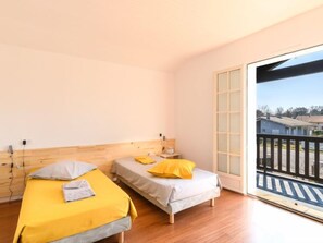 4 Schlafzimmer, Schreibtisch, Bügeleisen/Bügelbrett