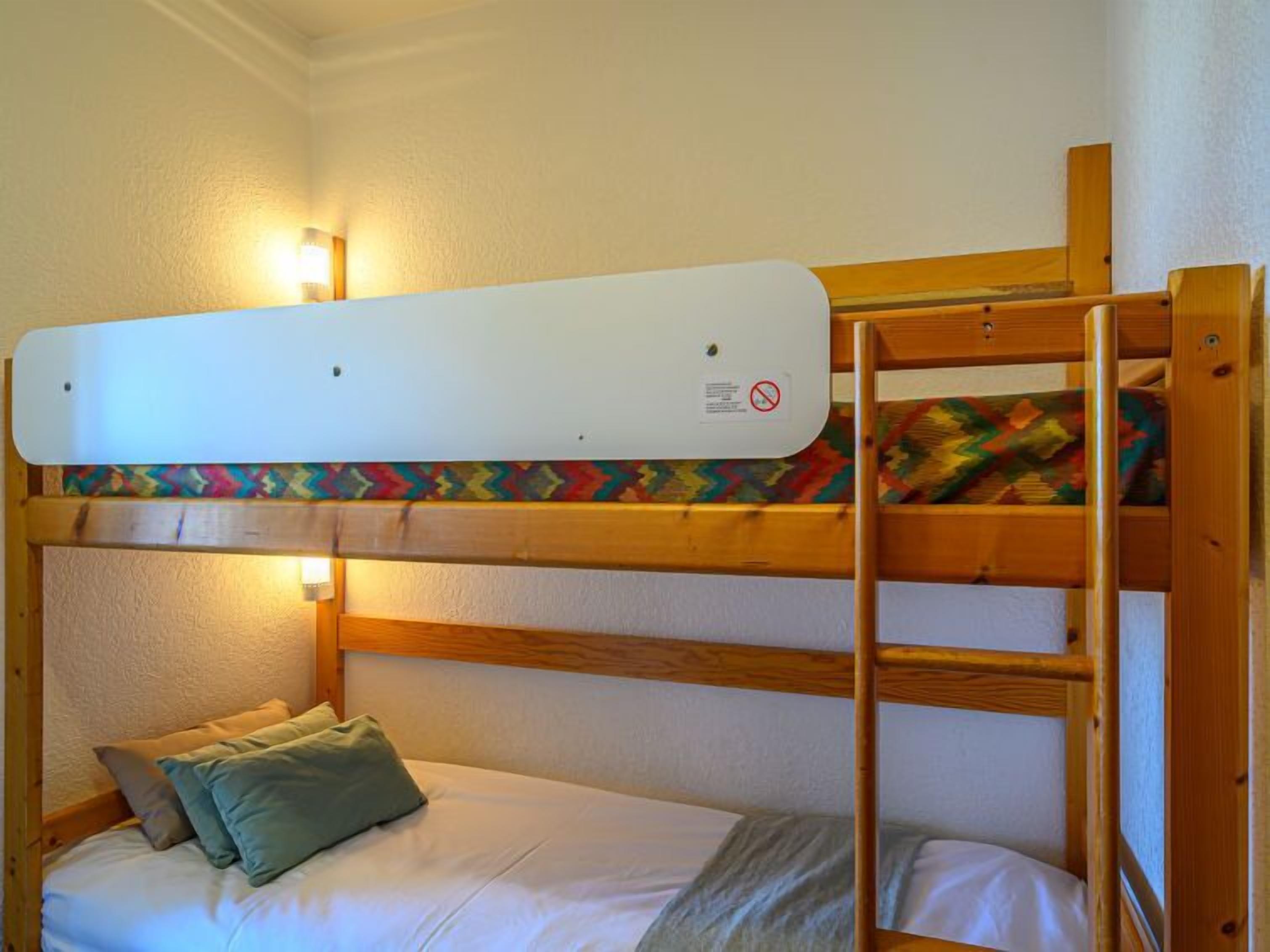 Ein Stockbett mit einer Matratze im unteren Bett und einer Matratze im oberen Bett.